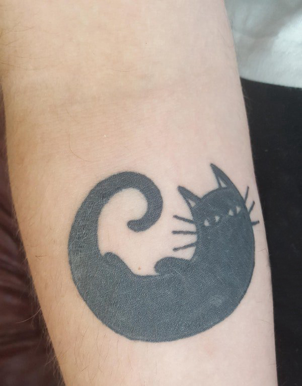 女生手臂上黑色简单线条小动物抽象猫咪纹身图片