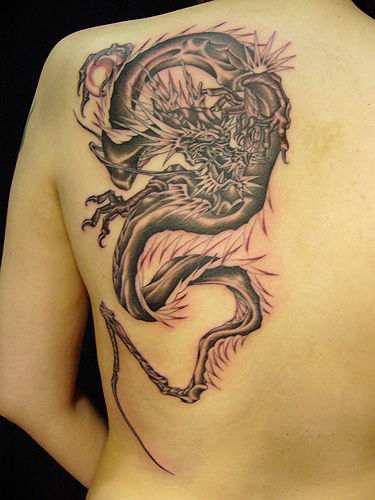 背部个性龙纹身图案