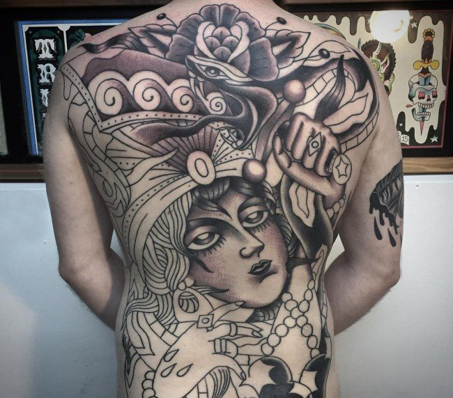男生背部黑灰素描创意大面积女生人物纹身图片
