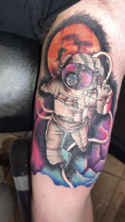 男生手臂上彩绘渐变几何线条人物宇航员纹身图片