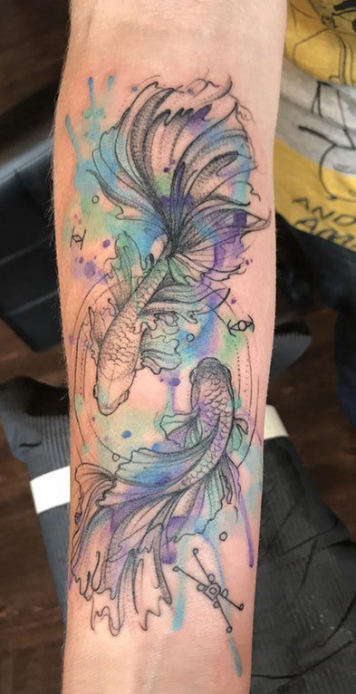 男生手臂上彩绘水彩素描创意文艺金鱼纹身图片