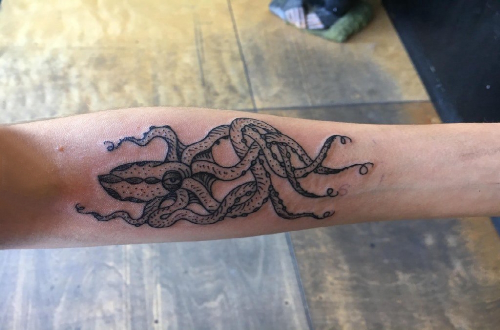 男生手臂上黑色抽象线条小动物章鱼纹身图片