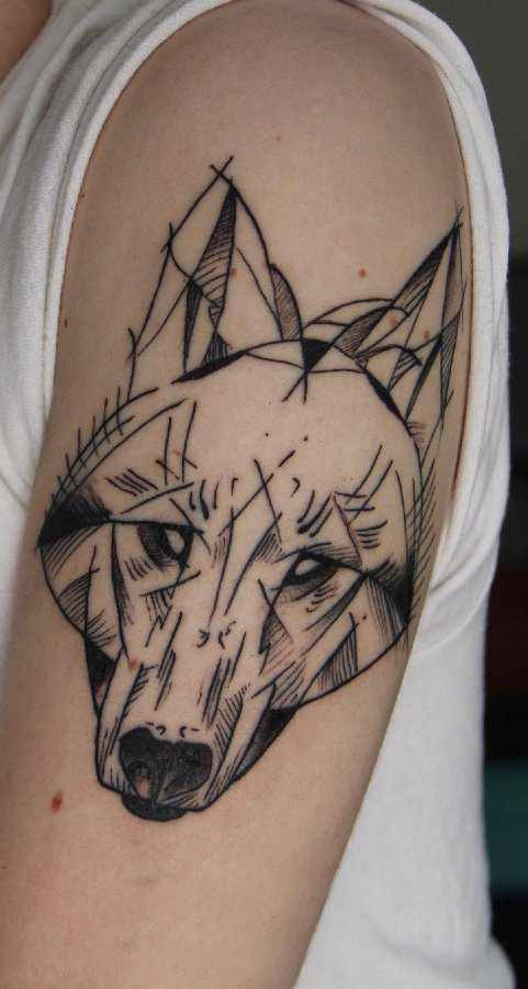 男生手臂上黑色素描简单线条小动物狼纹身图