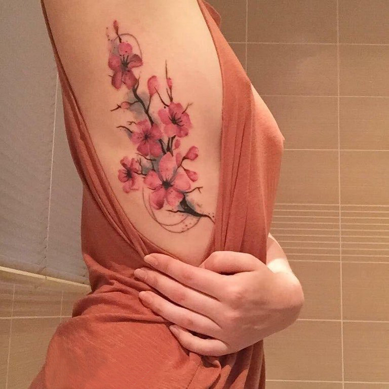 女生侧腰上彩绘渐变简单线条植物文艺花朵纹身图片