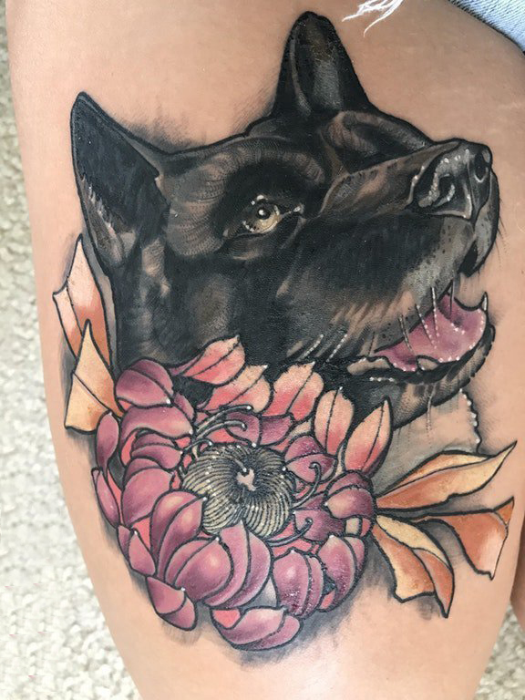 女生大腿上彩绘植物花朵和小动物狗纹身图片
