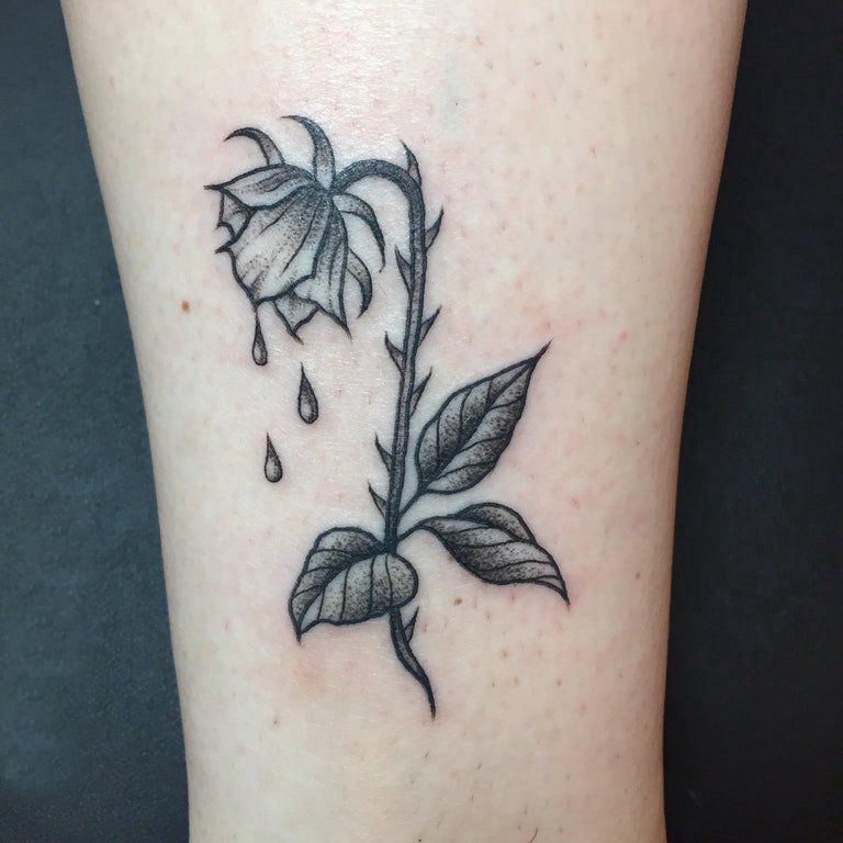 女生大腿上黑灰点刺简单线条植物枯萎的花朵纹身图片