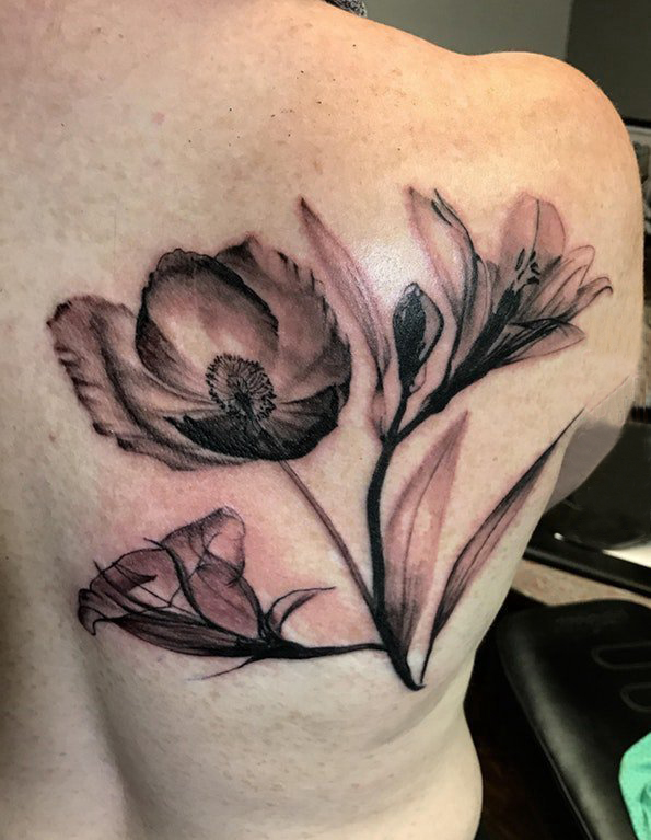 女生后背上黑灰点刺抽象线条文艺植物花朵纹身图片