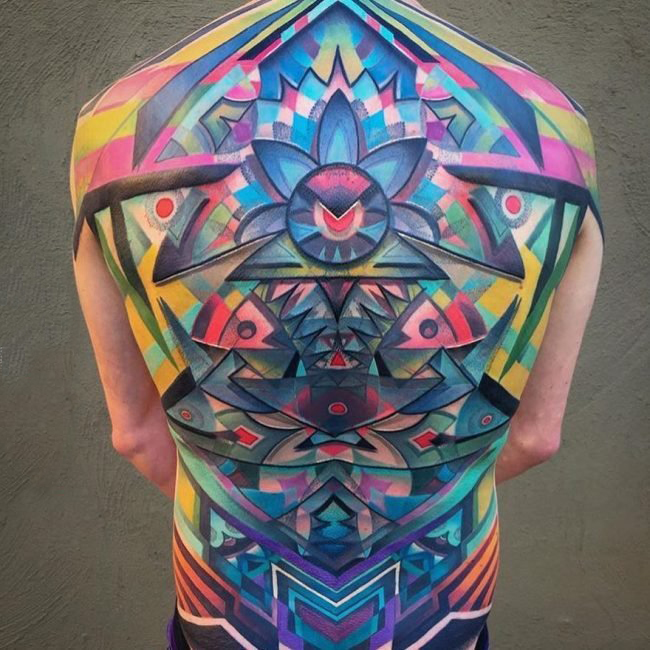 男生背部彩绘水彩素描创意大面积满背图腾纹身图片