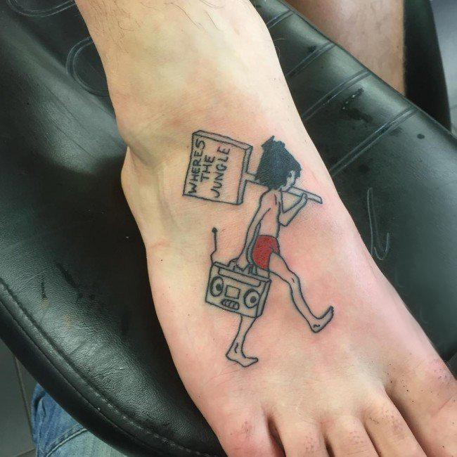 男生脚背上彩绘几何简单线条卡通人物创意纹身图片