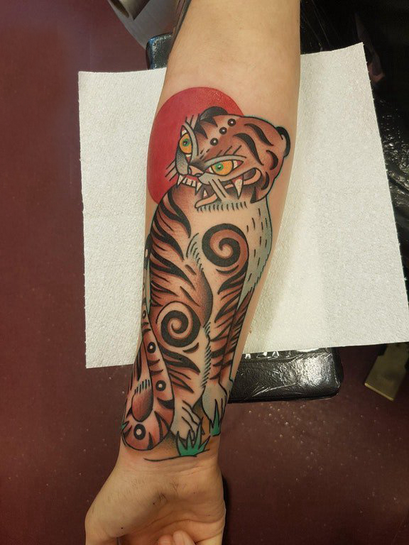 男生手臂上彩绘抽象线条小动物老虎纹身图片