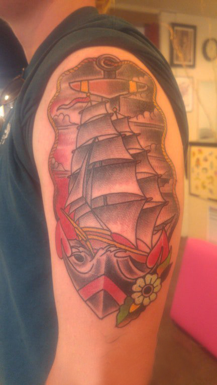 男生手臂上彩绘几何线条植物和帆船纹身图片