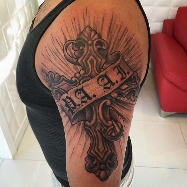 男生手臂上黑灰素描点刺技巧创意十字架有意义纹身图片