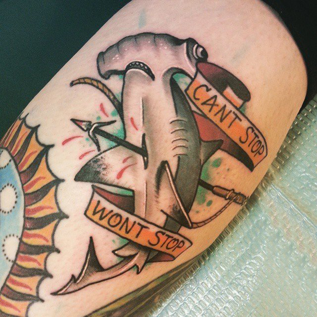 男生小腿上彩绘简单线条英文和小动物鲨鱼纹身图片