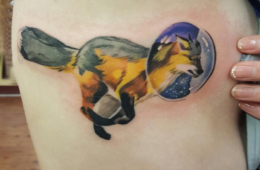 女生侧腰上彩绘几何线条小动物狼纹身图片