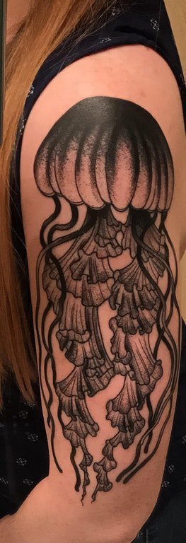 女生手臂上黑色点刺抽象线条小动物水母纹身图片