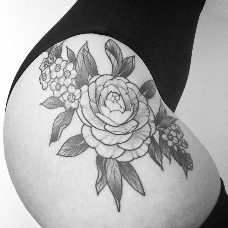 女生臀部黑色黑刺技巧简单线条植物文艺花朵纹身图片