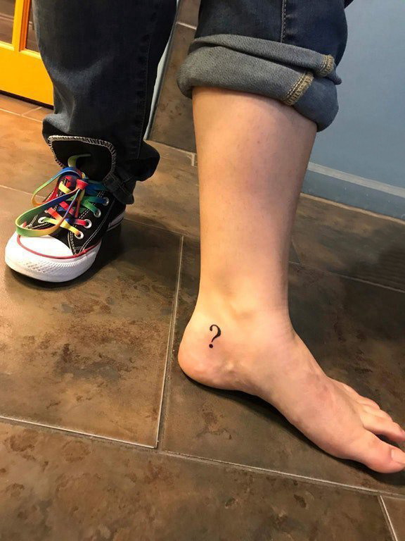 男生脚踝上黑色线条简单有趣的问号纹身图片