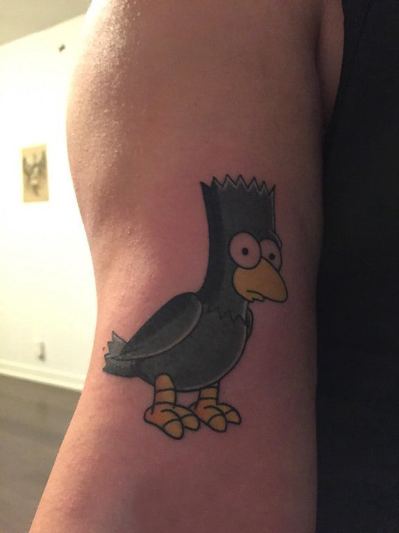 男生手臂上彩绘简单线条卡通小动物乌鸦纹身图片