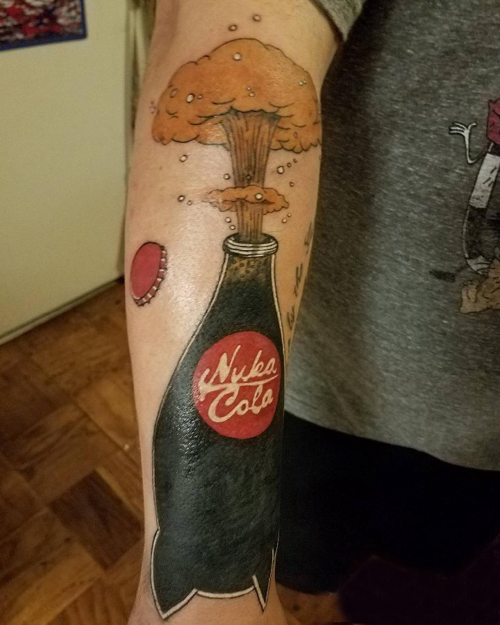 男生手臂上彩绘简单线条可口可乐瓶子纹身图片