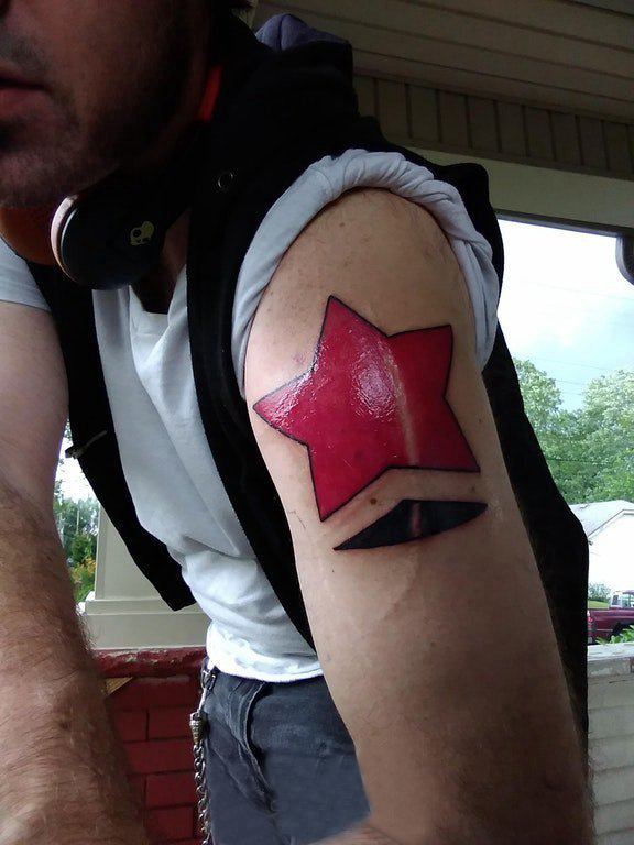 男生手臂上彩绘水彩素描创意文艺星星纹身图片
