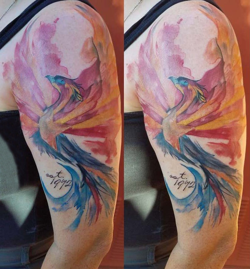 男生手臂上彩绘水彩素描泼墨创意凤凰纹身图片