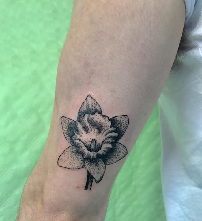 男生手臂上黑灰点刺简单线条植物水仙花朵纹身图片