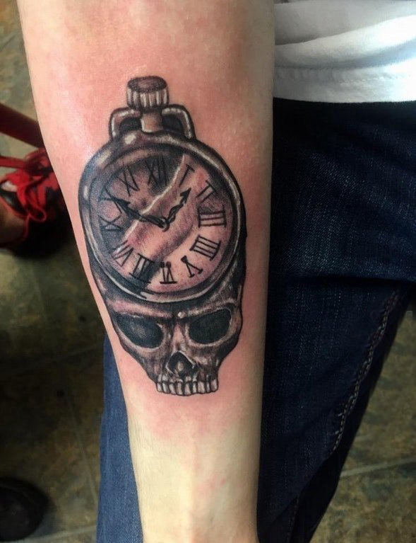 男生手臂上黑灰素描点刺技巧创意钟表骷髅纹身图片