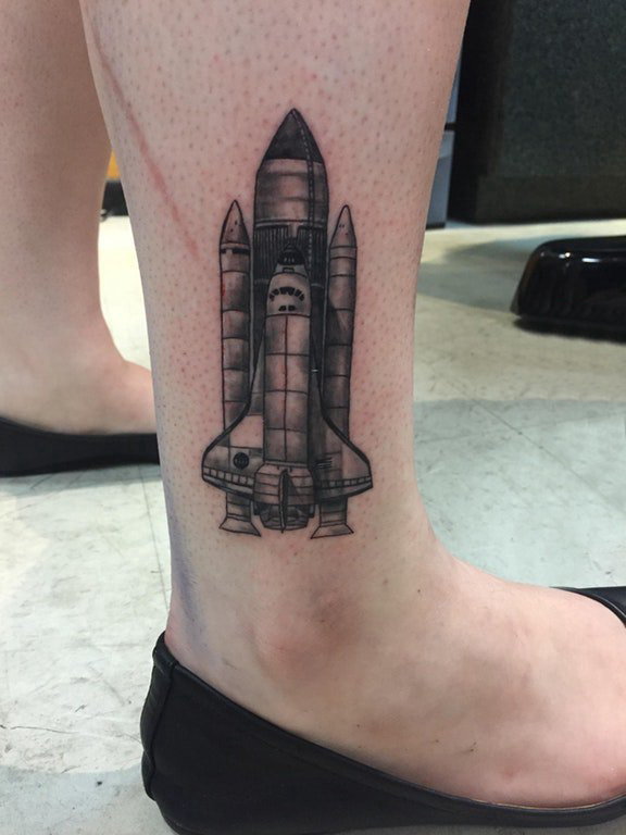 男生小腿上黑色点刺几何简单线条火箭纹身图片
