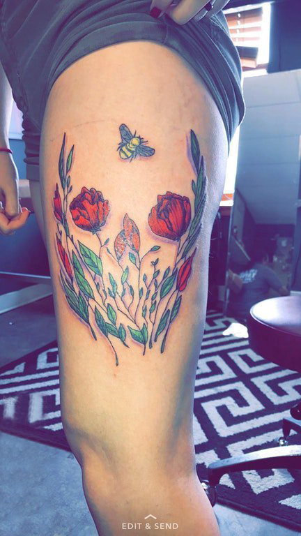 女生大腿上彩绘简单线条植物花朵和蜜蜂纹身图片