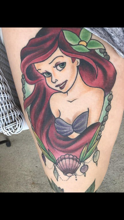 女生大腿上彩绘水彩素描创意迪士尼卡通纹身图片