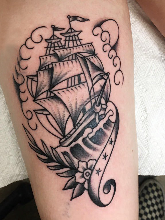 女生大腿上黑灰素描点刺技巧创意帆船纹身图片