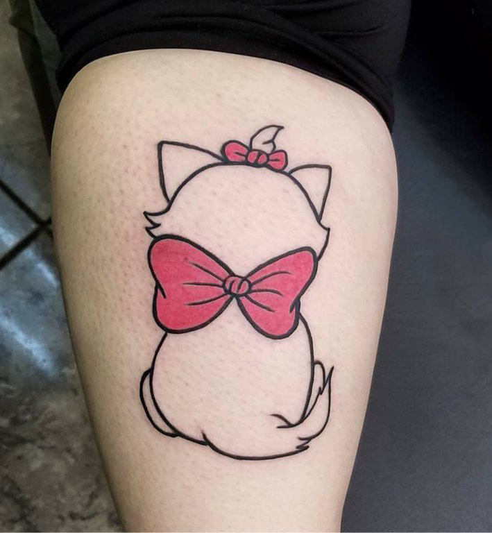 女生大腿上黑色线条可爱卡通猫咪背影纹身图片
