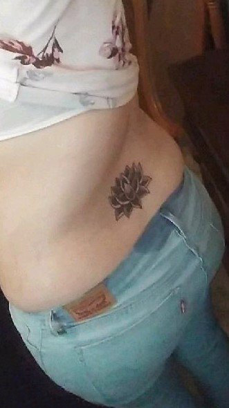 女生后腰上黑灰点刺简单线条植物圣洁莲花纹身图片