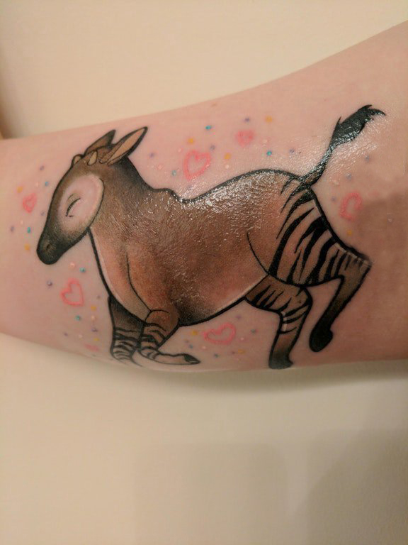 女生手臂上彩绘渐变简单线条小动物纹身图片