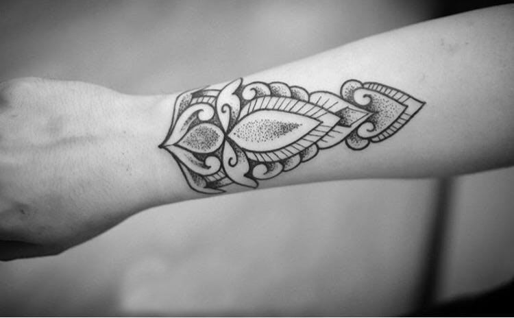 女生手臂上黑灰素描点刺技巧创意精美花纹纹身图片