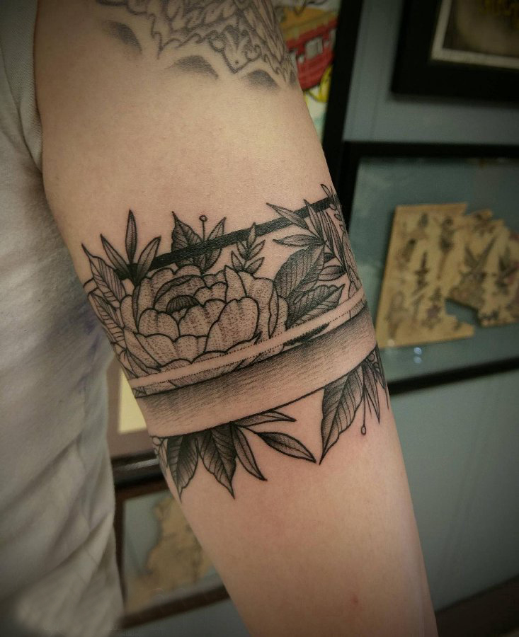 女生手臂上黑灰素描点刺技巧创意文艺唯美花朵花环纹身图片