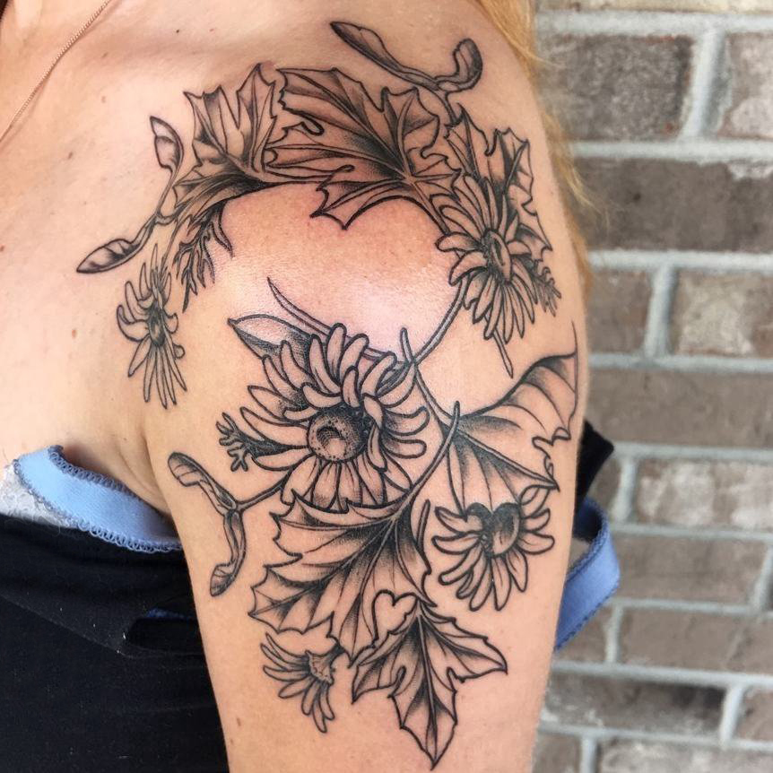 女生手臂上黑色点刺简单抽象线条植物花朵纹身图片