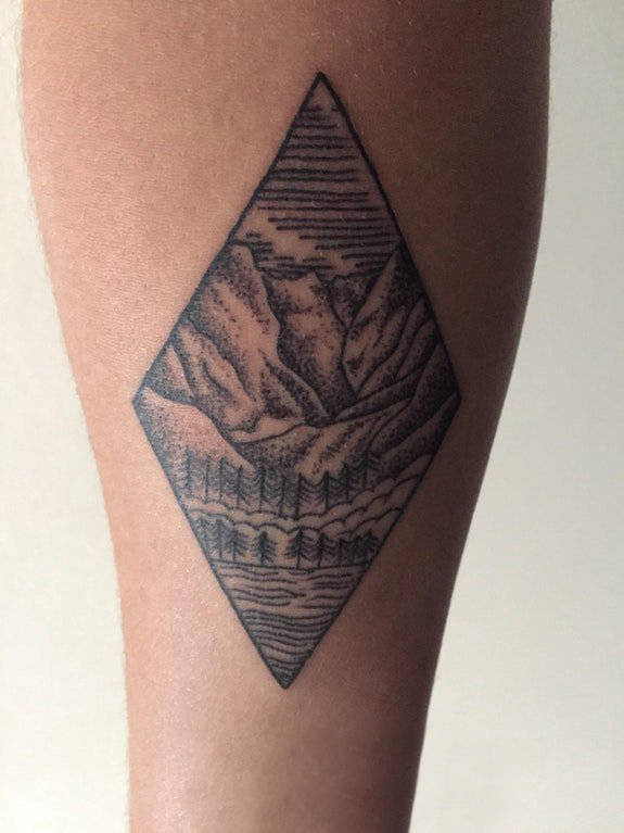 女生小腿上黑色点刺几何菱形抽象线条山水风景纹身图片