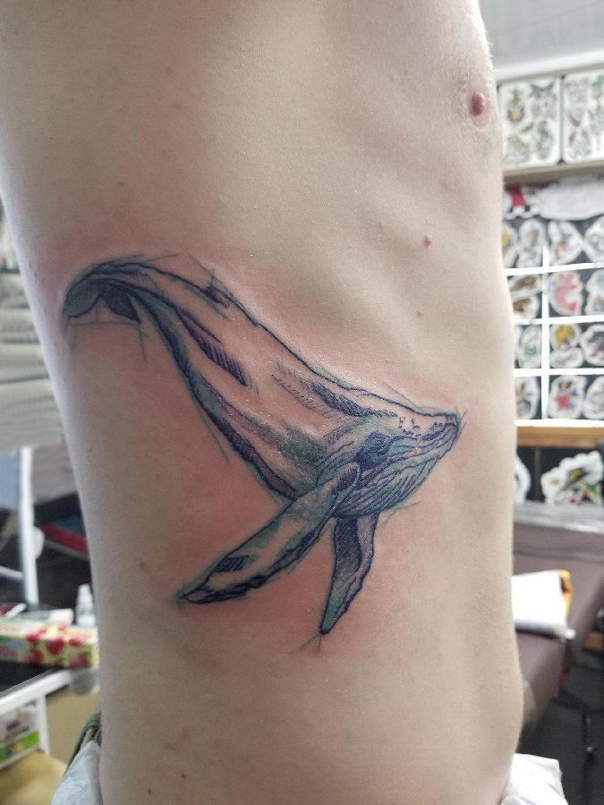 男生侧腰上黑灰点刺抽象线条动物鲸鱼纹身图片