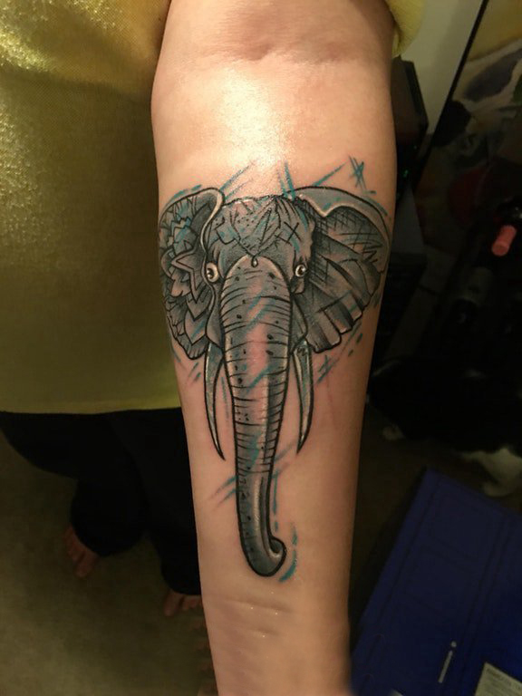 男生手臂上黑灰素描点刺技巧创意精美大象纹身