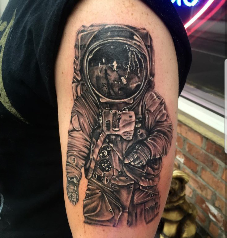 男生手臂上黑灰素描点刺技巧创意宇航员元素纹身图片