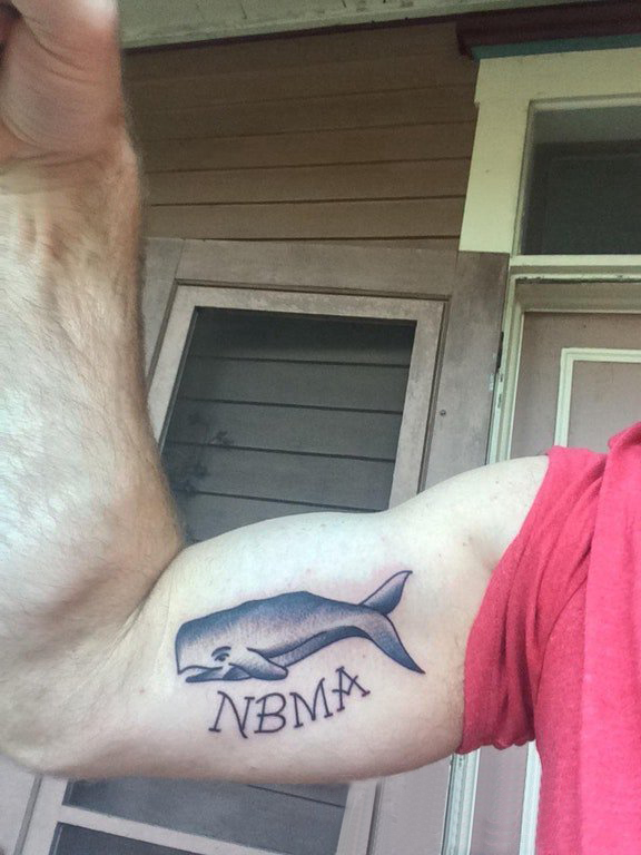 男生手臂上黑色点刺英文和抽象线条小动物鲸鱼纹身图片