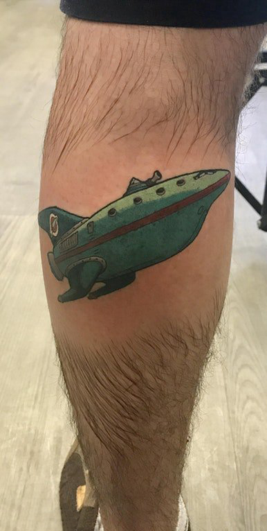 男生小腿上彩绘简单线条创意潜艇纹身图片