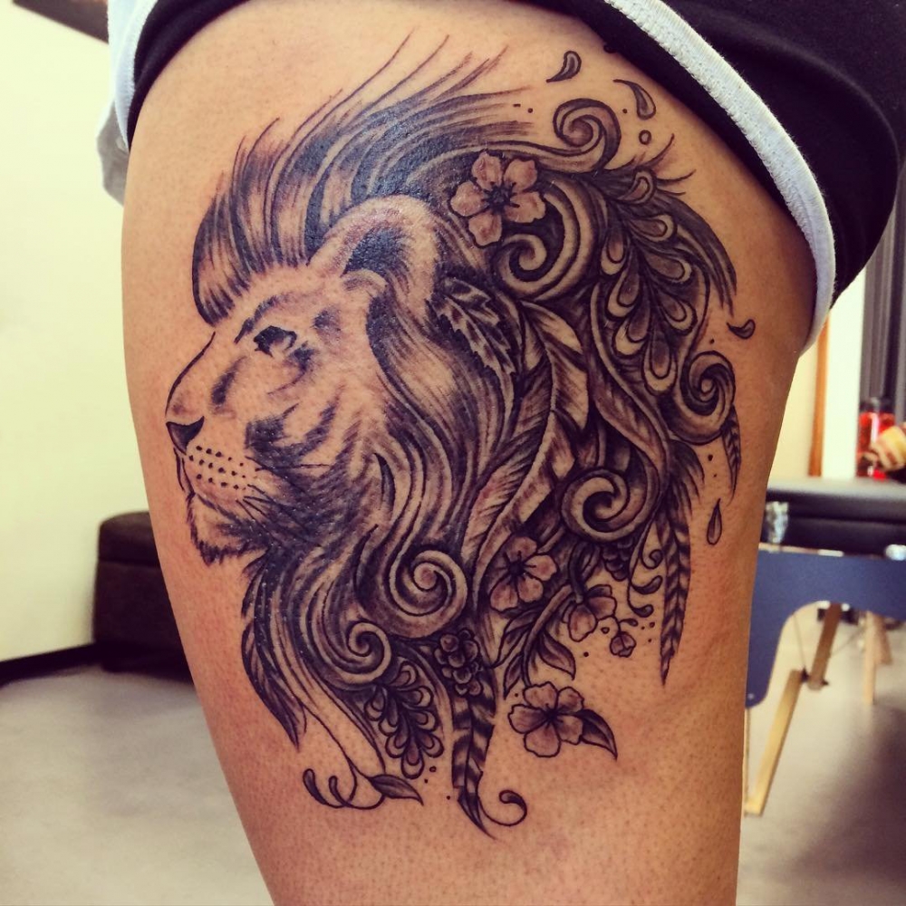 女生大腿上黑灰素描点刺技巧创意狮子霸气纹身图片