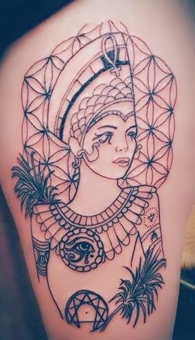 女生大腿上黑色线条创意精致女生人物纹身图片