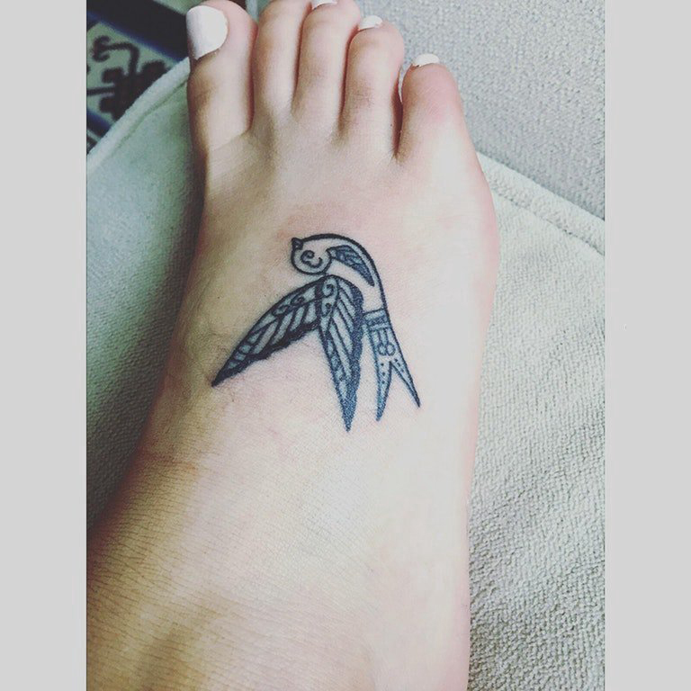 女生脚背上黑色线条素描创意精致小鸟纹身图片