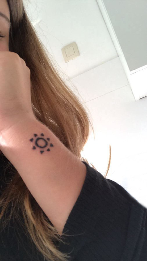 女生手腕上黑色几何简单线条小清新太阳纹身图片