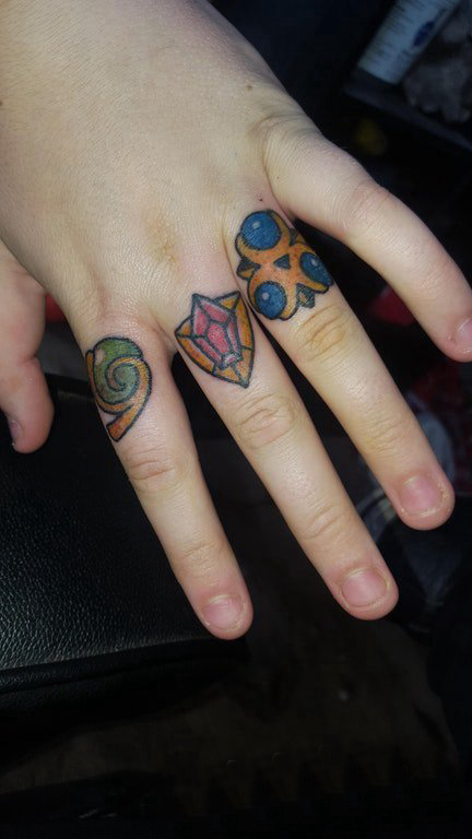 女生手指上彩绘几何抽象线条创意戒指纹身图片