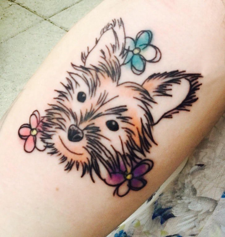 女生小腿上彩绘渐变花朵和简单线条小动物宠物狗纹身图片