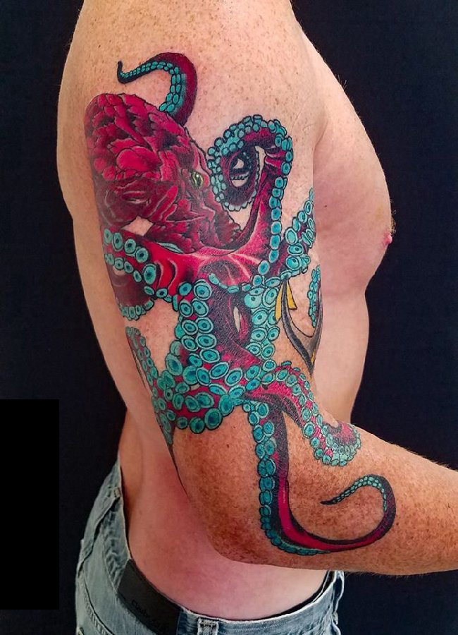 男生手臂上彩绘几何个性线条动物章鱼纹身图片
